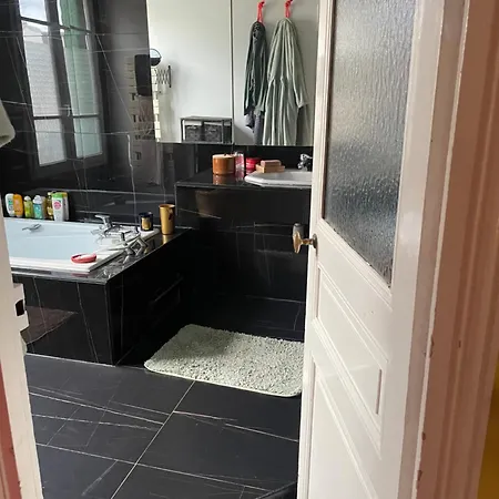 Guest In A Setting Bed and Breakfast Pantin
